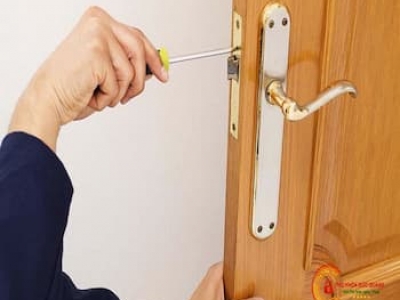 Bật mí cách thay khóa cửa tay gạt chính xác, dễ dàng nhất