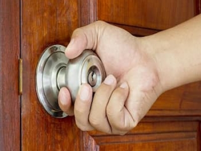 Hướng dẫn thay khóa cửa tay nắm tròn đơn giản tại nhà