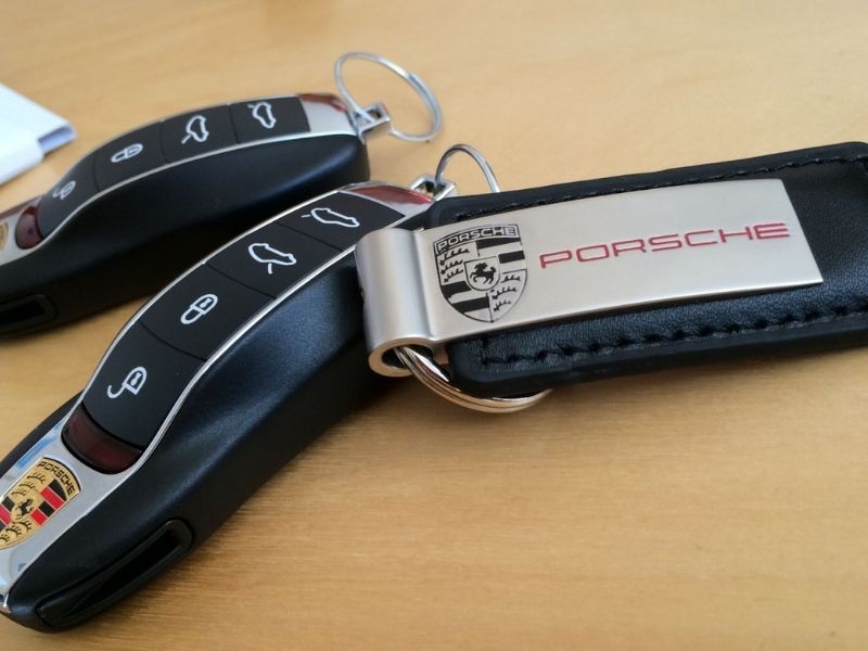 Sửa khóa 868 cung cấp dịch vụ làm khóa xe oto Porsche uy tín