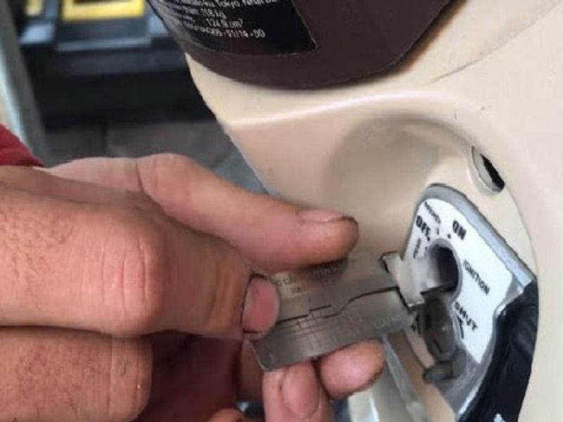 Cách sửa khóa xe máy bị lỏng chìa đơn giản