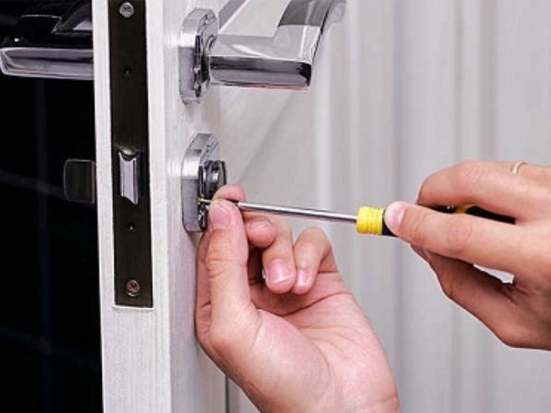 Sửa khóa 868 cung cấp dịch vụ thay khóa cửa nhôm kính tại nhà