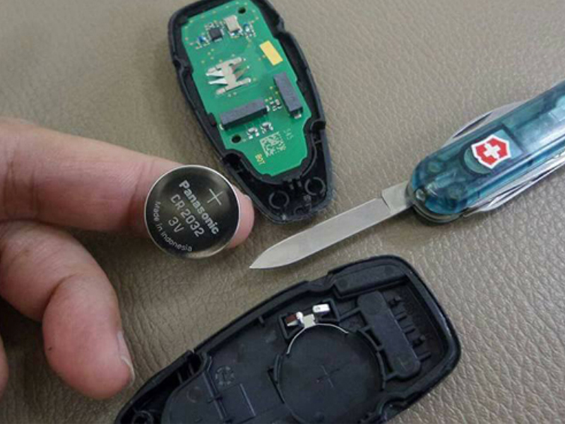 Cung cấp dịch vụ thay pin sạc chìa khóa xe oto tại sửa khóa 868
