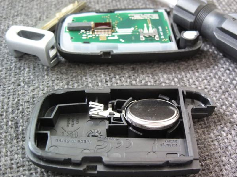 Dịch vụ thay pin sạc chìa khóa xe oto tại sửa khóa 868 uy tín